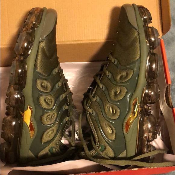 Nike Shoes - WOMANS SIZE 8 GREEN NIKE VAPORMAX PLUS